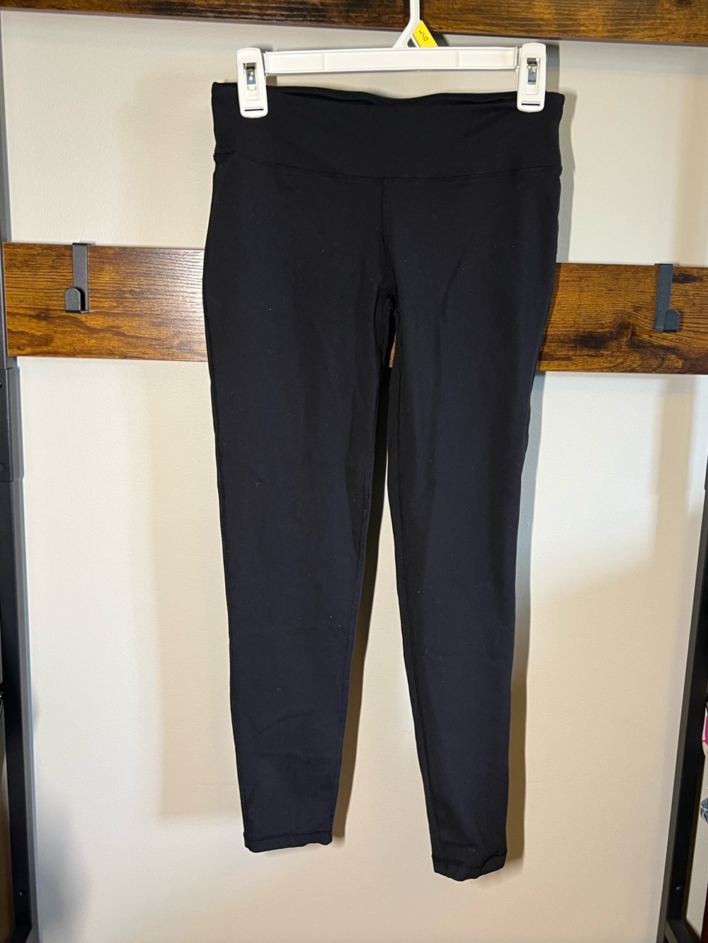 TNA Aritizia Black Low-Rise Leggings